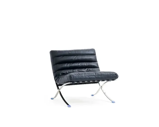 The ribbed lounge chair in black, seen from the front corner
